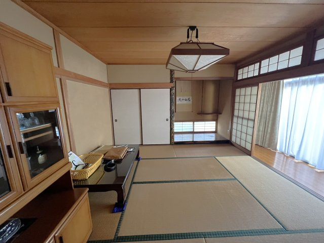 床の間と違い棚を備えた、本格的な造りの1階和室。障子越しのやわらかな光が差し込み、落ち着いた和の空間を演出します。客間や家族の団らんスペースなどゆとりある空間として多用途に使える一室です。
