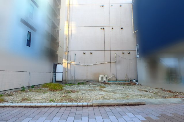 間口約8.5ｍ公道に接面しています。