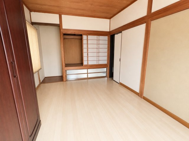 木の温もりを感じる落ち着いた6帖洋室。明るい床材で室内にすっきりとした印象があり、収納スペースも確保されています。寝室や子ども部屋、書斎など、家族構成に合わせて使いやすいお部屋です。　　