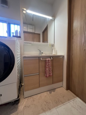 独立洗面台：いつも清潔に保てる機能美あふれる洗面台☆雑然となりやすい洗面スペースには収納力が必須です！