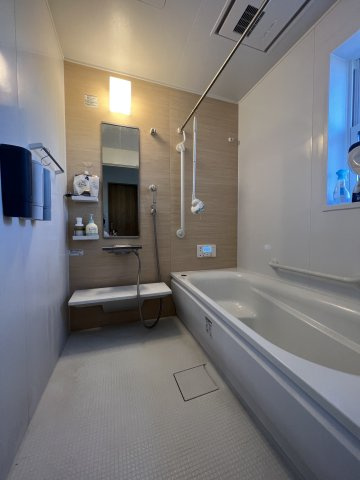 1日の疲れた体を癒せるシステムバス。足を伸ばしてリラックス♪