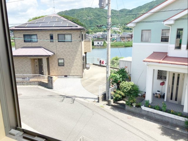 池と緑が見えて眺望良好です！
