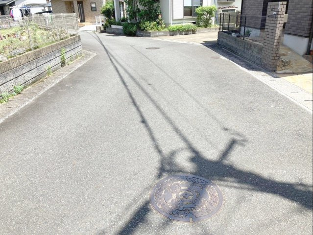 前面道路含む現地写真です