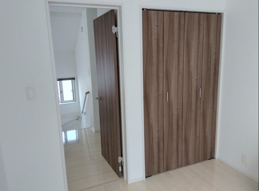 落ち着いた木目調のクロ－ゼット付きの洋室です。お部屋をスッキリ保てて、生活感を隠した綺麗な空間を作れます。