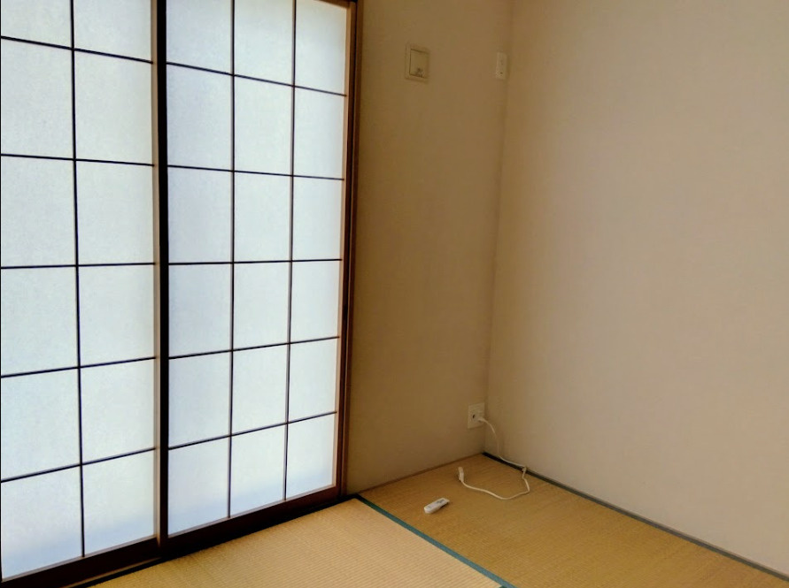 障子から優しい光が差し込む、心が落ち着く和の空間です。寝室や書斎・客間としても多用途に活躍します。