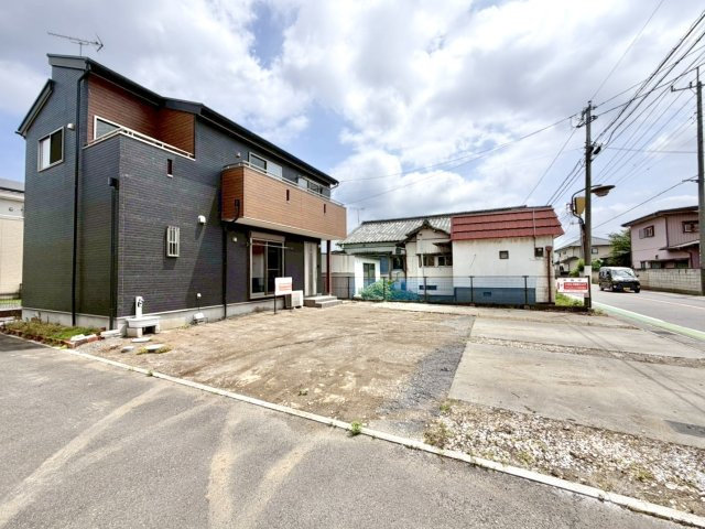■外観｜光の当たり方によって陰影が美しく際立ち、時間帯ごとに異なる表情を楽しめる魅力があります。スタイリッシュで都会的な印象を与えつつも、シンプルで飽きのこない外観に仕上がっています。
