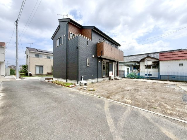 ■外観｜住宅街の中でも圧迫感が少なく、のびのびとした暮らしが叶う立地となっています。