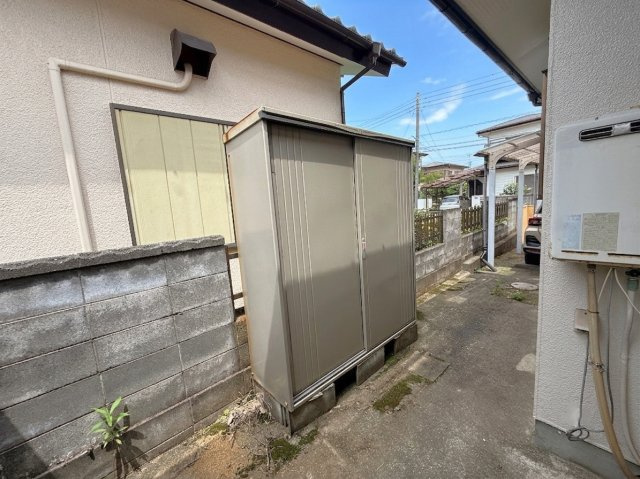 屋外設置の物置付き。季節物のアイテムや備品をまとめて保管可能。