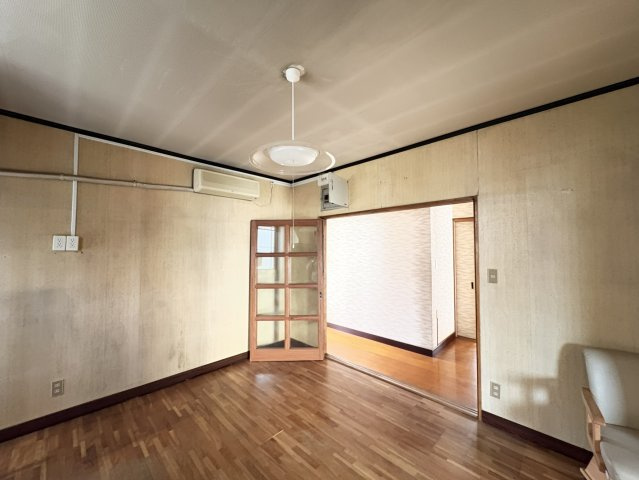 フローリング仕様の洋室はシンプルで使いやすく、家具の配置もしやすい間取りです。隣室とのつながりもあり、用途に応じて空間を広く使うことも可能。窓からの採光もあり、明るく落ち着いた住空間を演出しています。