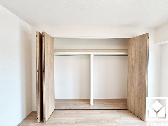新たに家具を買わなくても良いので、ハンガーパイプ付きのクローゼットは嬉しいですね。