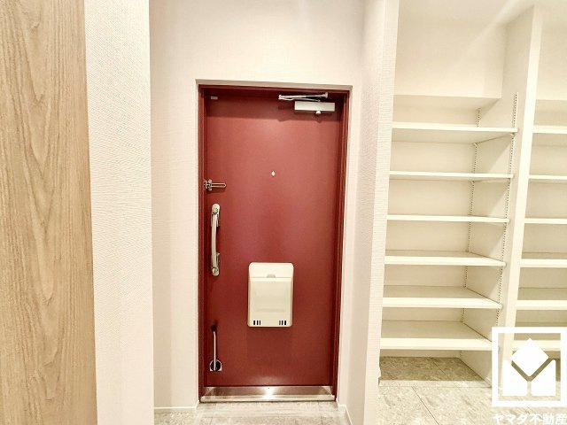 広々とした玄関が、住まいの第一印象を彩る。収納も充実し、すっきりとした空間でお客様をお迎えできます。