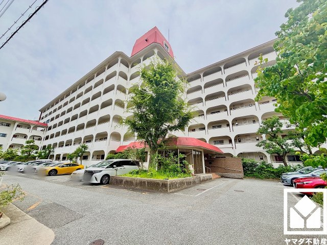 敷地内は木々が多く植えられていて、四季の移り変わりが感じられる緑豊かな景観です。落ち着いた雰囲気の中でゆとりある毎日をお過ごしいただけます。