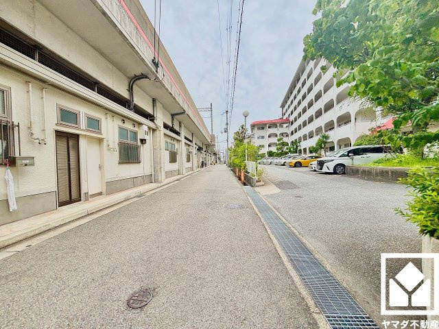 阪急神戸線沿いに位置し、高架下には複数の商店街が広がる利便性の高い住環境です（写真はマンションに面した商店街の裏側になります）。専門店や飲食店が多数あり、毎日のお買い物やお食事がスムーズになります。
