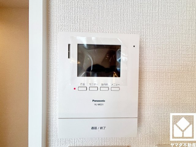 突然の来訪時にも防犯面で心強いモニター付きインターホンを設置。お留守番中のお子様も、室内からスムーズに相手の確認ができます。