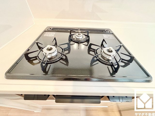 家族のごはん作りがはかどる。同時調理ができる3口コンロ付き。