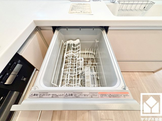 毎日の家事の負担を軽減でき、節水効果も期待できる食器洗乾燥機付き。