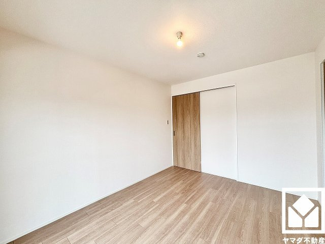 約7.6帖の洋室です。お子様のお部屋などにも丁度良い広さです。独立したお部屋なのでプライベートな時間をゆったり過ごせそうです。