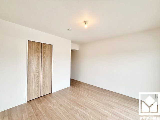 約8.7帖の洋室です。全居室フローリングでお掃除ラクラク。全居室にクローゼットもございますので、お部屋の広さを最大限に活用できます。