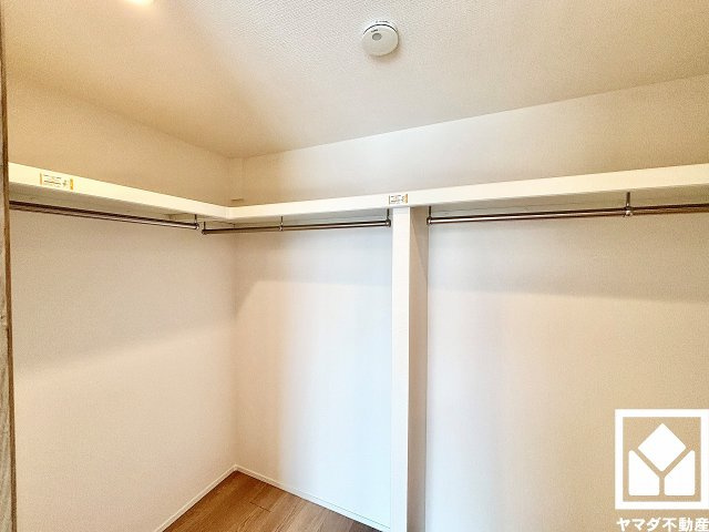 収納力豊富なウォークインクローゼット付き。お洋服はもちろん、スーツケースなどの大物もしっかり収納できます。