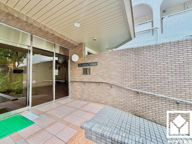 広々とした明るいエントランス。定期的な清掃・管理体制が整っており、帰宅時や来客時にも気持ちの良い空間です。