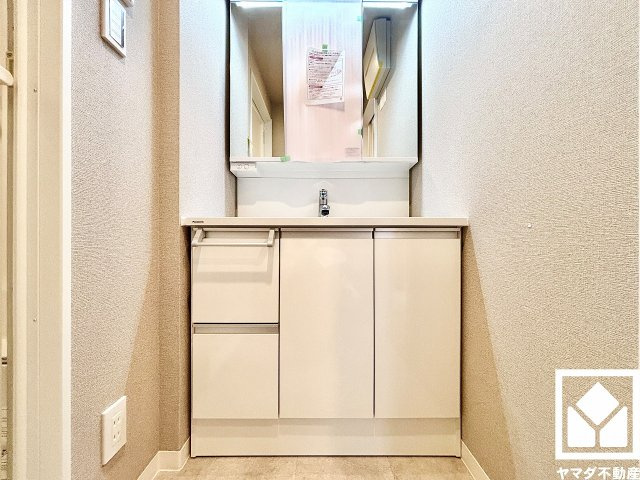 収納付きでスッキリお使い頂ける3面鏡の洗面台です。洗面ボウルが広めなので、忙しい朝でも身支度がしやすく時短になります。