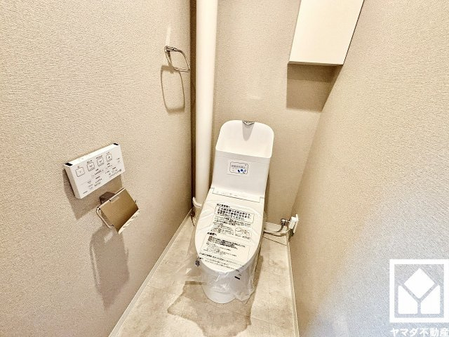 明るく清潔感溢れるトイレです。温水洗浄便座付きで、季節を問わずいつでも温かい便座をお使いいただけます。トイレットペーパーのストックや消耗品置き場などとしてお使いいただける吊戸棚がございます。