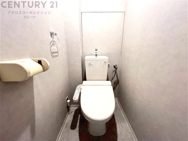 温水洗浄便座付トイレは温水洗浄機能により、暖かい水でおしりを洗浄することができ、冷たい水を使う従来の便座に比べ、温水洗浄機能で暖かいトイレを提供し、快適な使用を可能にします。