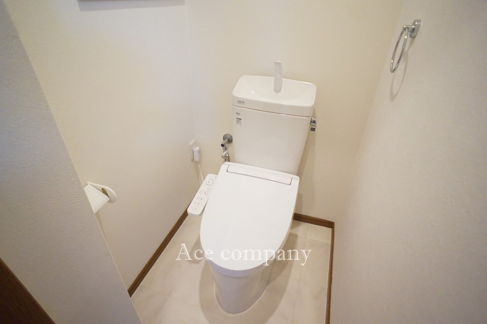 トイレは1階と2階の2ヶ所に完備♪ともに同仕様のシャワートイレ新調です☆