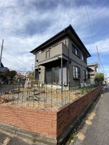 落ち着いた色合いの外壁と、複数の窓がある外観