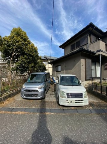 前面道路からスムーズに出し入れができる、並列2台分の駐車スペースを確保しています。　夫婦で1台ずつ所有される方や、来客時にも対応可能