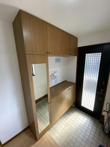 鏡付きの大型玄関収納と下駄箱を完備