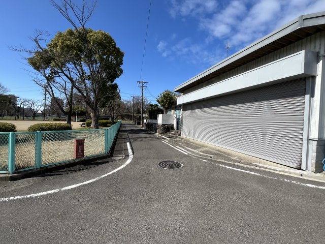 南公園と南側道路と物件