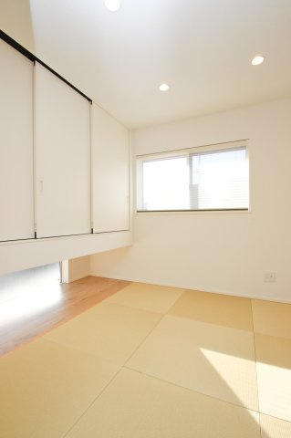 地窓×吊押入れの和空間。採光性と開放感を両立。【プラン例】建物価格2040万円、建物面積98.55？