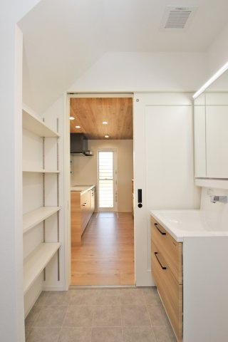 キッチン→洗面→浴室へとつながる水回り一直線動線で家事効率がアップ。【プラン例】建物価格2040万円、建物面積98.55？
