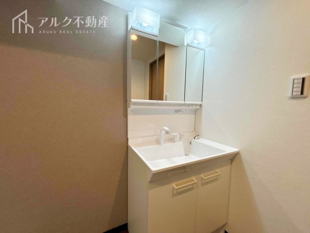 明るい洗面化粧台です