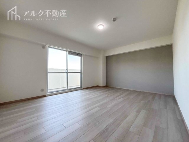 主寝室としてお使いいただける洋室は約10.1帖の広々空間です