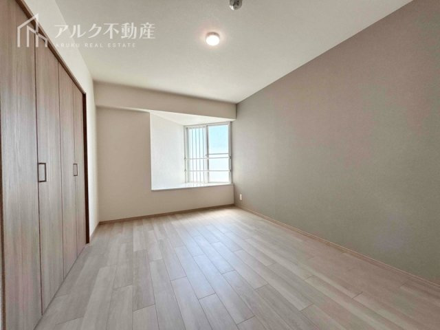 出窓からの陽光降り注ぐ居室です
