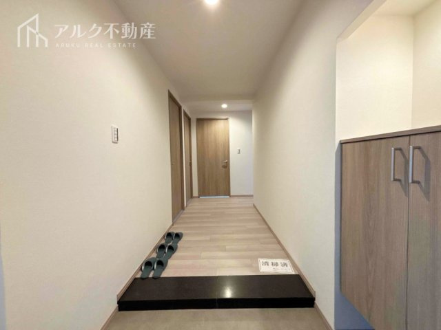 明るい玄関でお出迎え。シューズボックス完備。