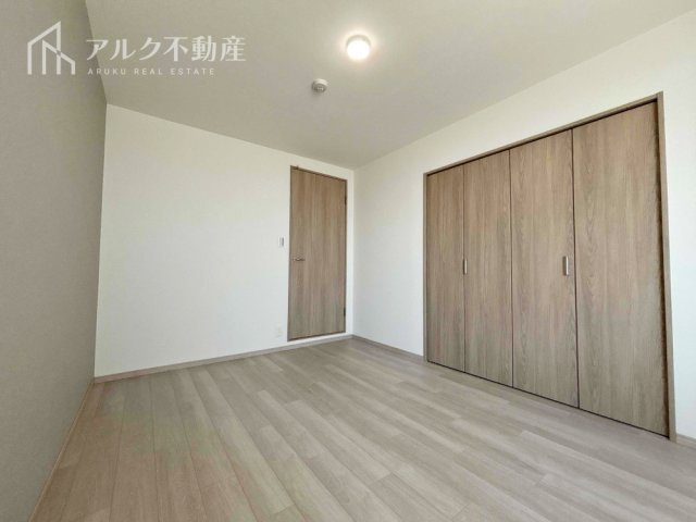 南側の採光で明るい洋室です。