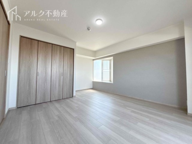 グレージュのアクセントクロスで洗練された空間を演出します。