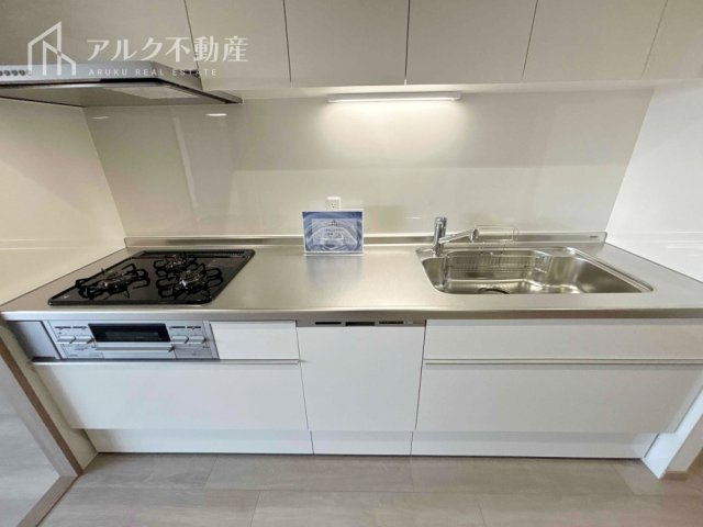 白基調の清潔感あふれるシステムキッチン。新品設備で気持ちよくお使いいただけます！