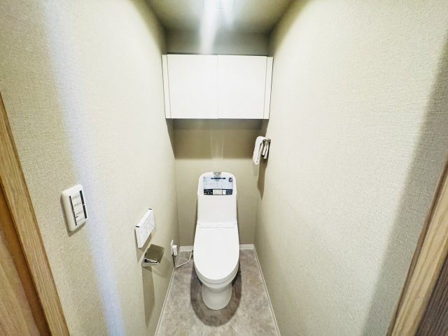 現地写真　新品のトイレは汚れがつきにくくお手入れもしやすいのが特徴です♪