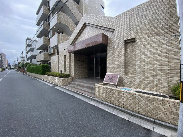 重厚感と気品あふれるアプローチが住まう方や訪れる方を温かく迎え入れます。管理が行き届いた綺麗な共用部は物件の資産価値を高め、毎日気持ちよく帰宅できる安心感と快適さを提供してくれます。