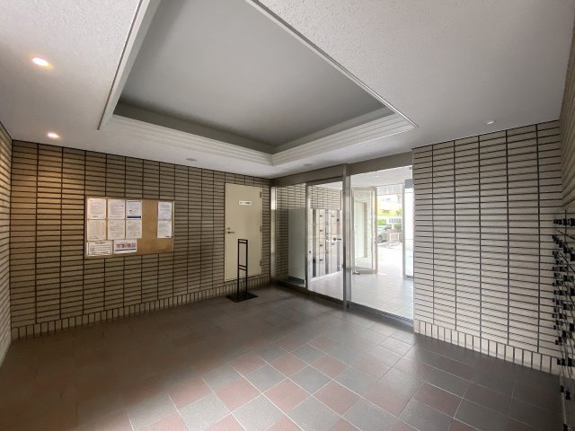 清潔感に満ちたエントランスホールは、住まいの第一印象を高める上質な空間です。管理体制の良さが一目で伺え、防犯性や居住性の高さも感じられます。日々の暮らしに安心感と誇りをもたらす設計です。