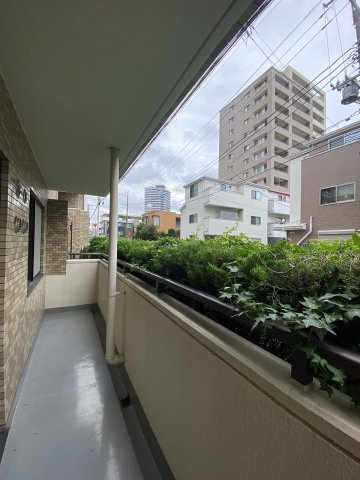 広々としたバルコニー面積17.00？のゆとりある屋外空間！日当たりや風通しに優れ、洗濯物を干すだけでなく、観葉植物を楽しんだりリフレッシュ空間としても活用できる開放的なプライベートスペースです。