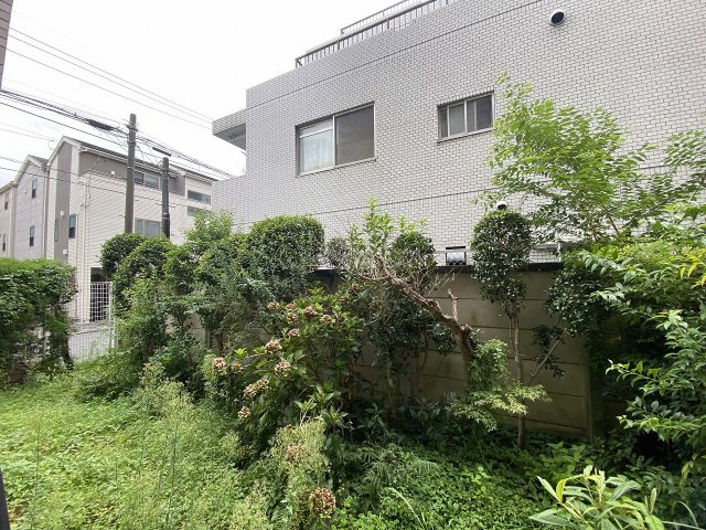 戸建て感覚でガーデニングやアウトドアが楽しめる専用庭面積53.00？！お子様やペットの遊び場としても大活躍する広大なプライベート空間で、都市の利便性と豊かな緑に包まれた暮らしを両立できます。