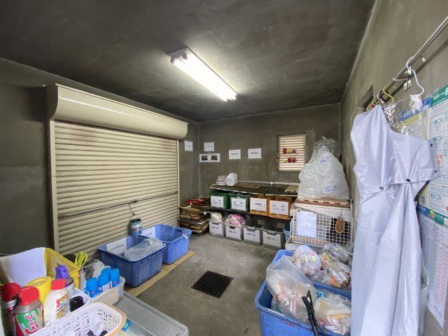 敷地内に設置された専用のゴミ捨て場。管理体制が行き届いており、整然と保たれた清潔感のある共用空間です。日々の生活ごみ処理もスムーズに行うことができ、快適な暮らしを支えてくれます。