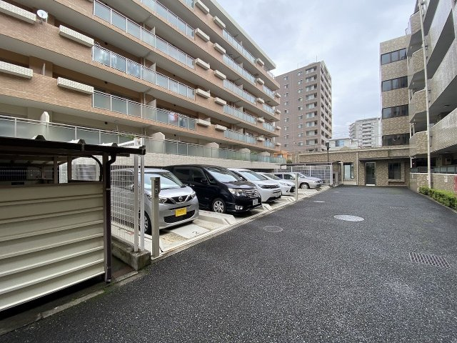 敷地内に確保された便利な駐車場空間。大切なお車を身近に保管できるため、日々の通勤やお買い物、週末のドライブやお出かけもスムーズにスタートできます。空き状況等はお気軽にお問い合わせください。