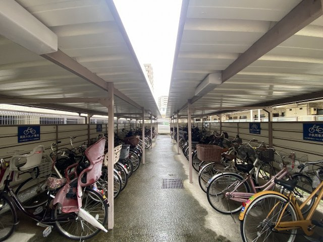 屋根付きで雨や日差しから大切な自転車を守れる敷地内駐輪場。整然と管理されており、日常のお買い物や通勤・通学での自転車利用も快適です。空き状況や利用詳細につきましては気軽にお問合せください。
