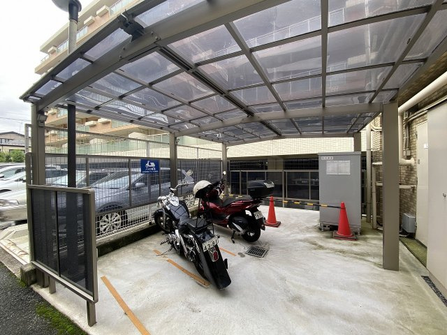 大切なバイクを身近に保管できる敷地内のバイク置き場。通勤や通学、趣味のツーリングなどアクティブな暮らしを快適にサポートします。空き状況や区画の詳細につきましてはお気軽にお問問い合わせください。